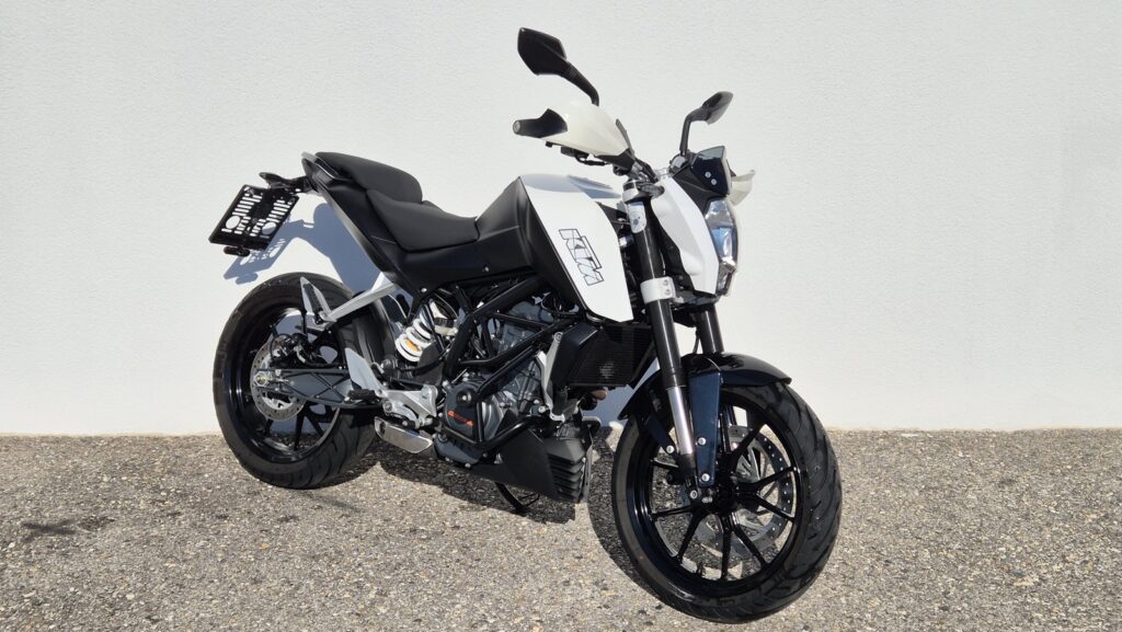 KTM Duke 125 weiß Vorderansicht
