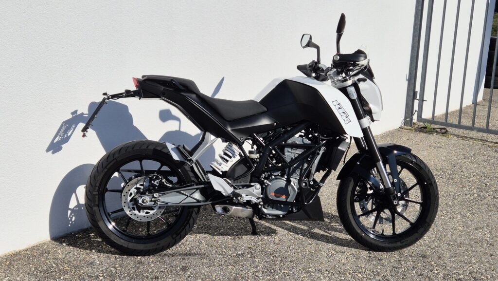 KTM Duke 125 weiß Seitenansicht