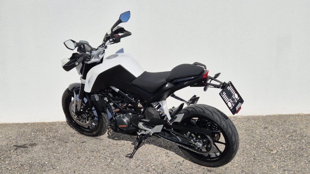 KTM Duke 125 weiß Hinteransicht